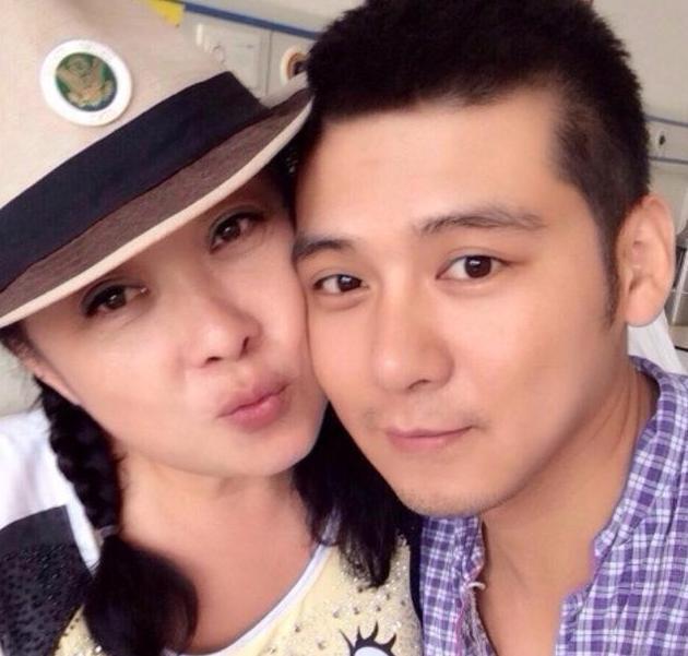 58岁老戏骨张海燕专注网恋吃嫩草与小28岁丈夫隔空秀恩爱