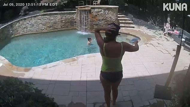 美国_社会|命大美国女子自家泳池边晒太阳，起身时大树砸在刚坐过的椅子上