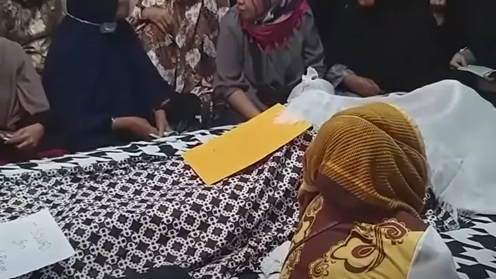 婚礼|父亲突然去世，儿子把遗体抬到婚礼现场，葬礼婚礼同时进行