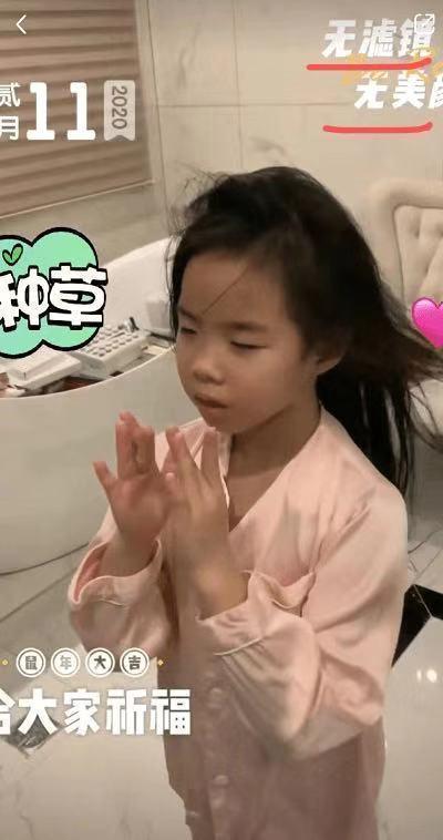 黄奕|黄奕女儿7岁化浓妆？曾被指黑皮、眼睛像黄毅清，妆后颜值大变样