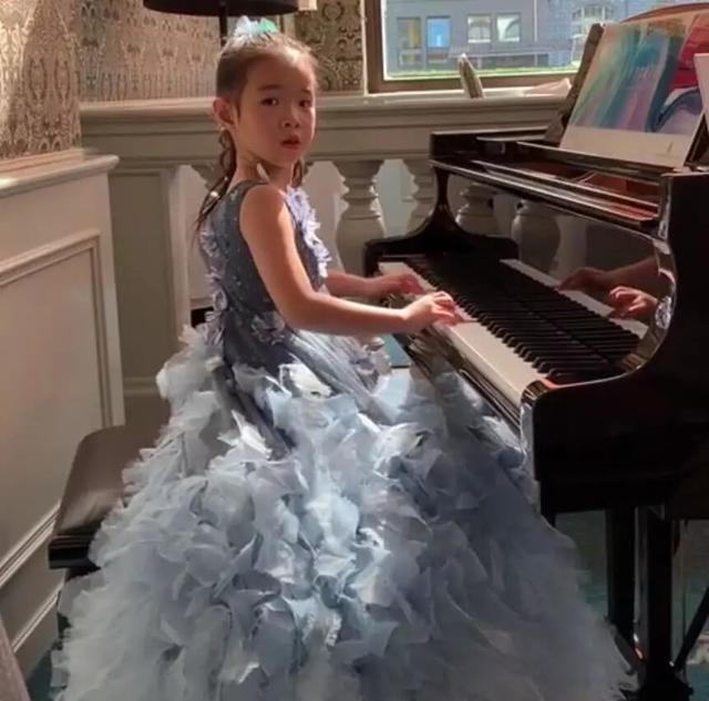 黄奕|黄奕女儿7岁化浓妆？曾被指黑皮、眼睛像黄毅清，妆后颜值大变样