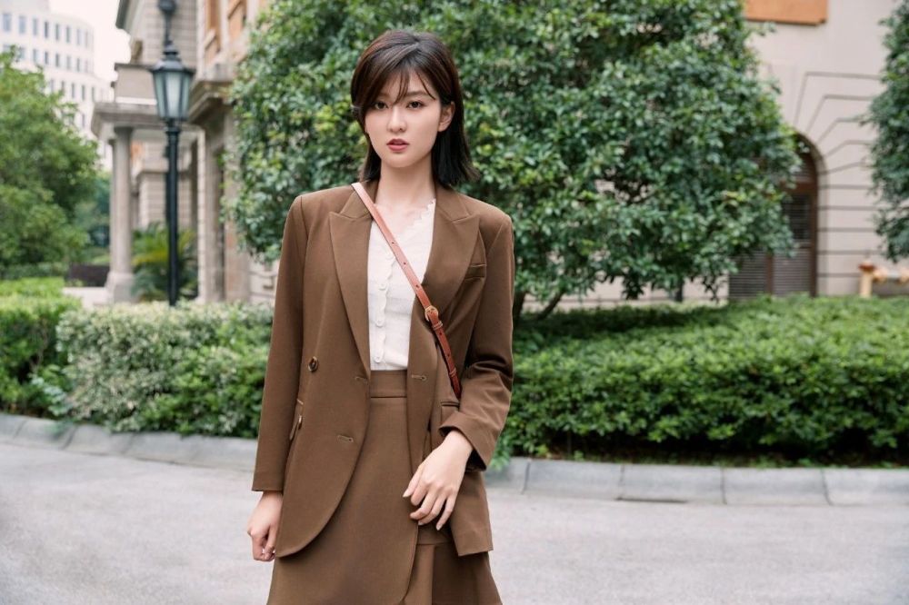 新人职场穿搭有技巧 乔欣这几套私服真优雅 大方得体显气质 腾讯新闻
