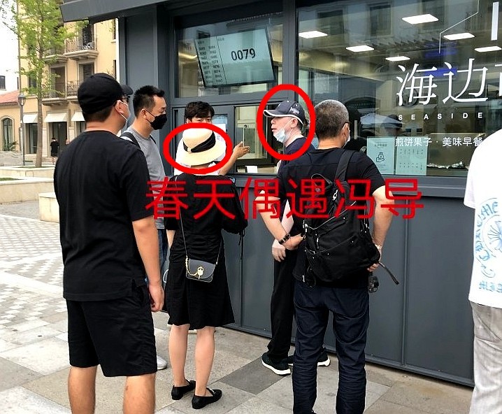 冯小刚|偶遇冯小刚夫妇排队买小吃，网友惊讶：这么大的导演晚餐就吃个煎饼果子