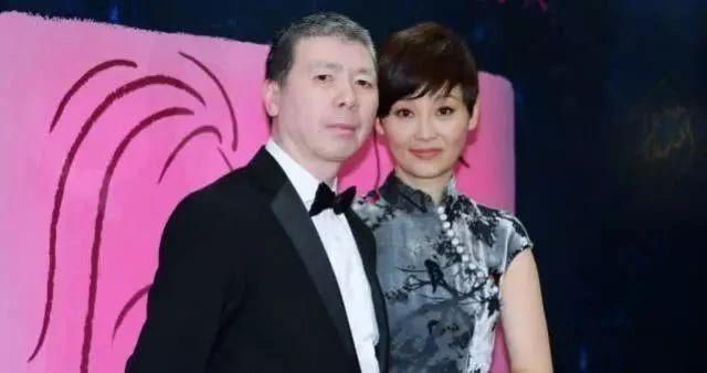 冯小刚|偶遇冯小刚夫妇排队买小吃，网友惊讶：这么大的导演晚餐就吃个煎饼果子