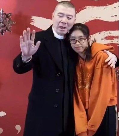 冯小刚|偶遇冯小刚夫妇排队买小吃，网友惊讶：这么大的导演晚餐就吃个煎饼果子