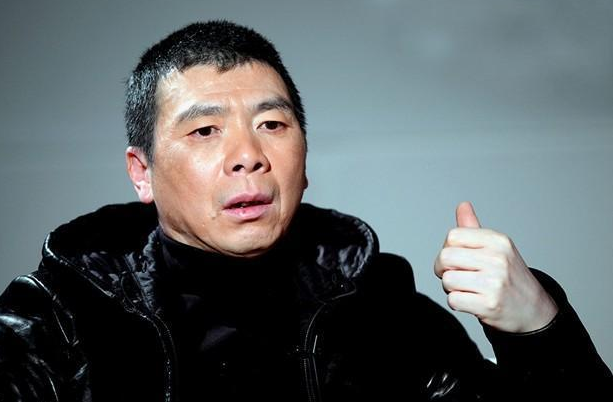 冯小刚|偶遇冯小刚夫妇排队买小吃，网友惊讶：这么大的导演晚餐就吃个煎饼果子