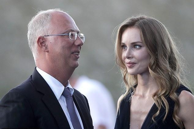 基里尔·德米特里耶夫|俄罗斯富翁和娇妻接种新冠疫苗，英美加指责俄黑客窃取研究机密