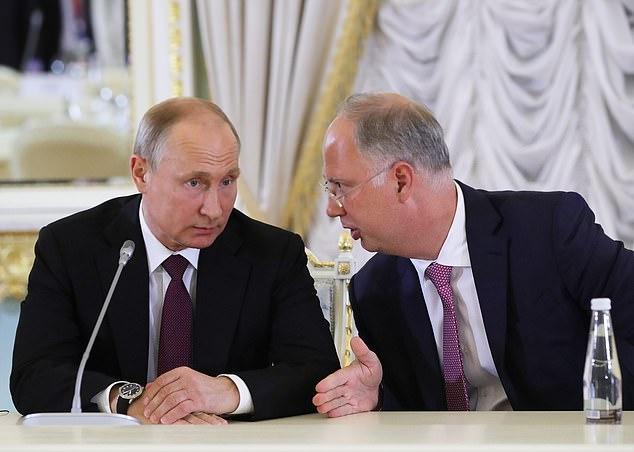 基里尔·德米特里耶夫|俄罗斯富翁和娇妻接种新冠疫苗，英美加指责俄黑客窃取研究机密