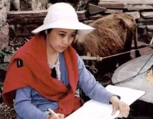 女画家|女画家善画青春美女，她的美展获奖作品，是否过于时尚？