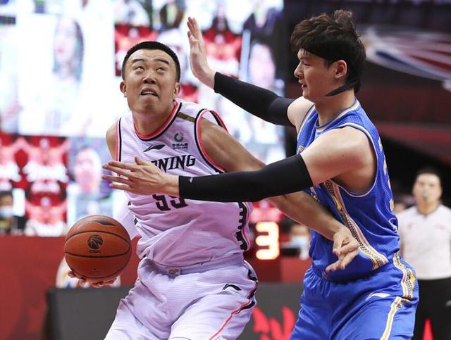 韩德君减肥后脱胎换骨!30 20完胜王哲林,国家队真不考虑一下?