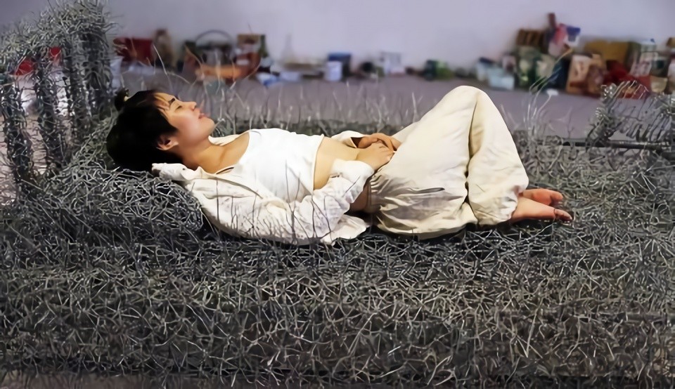 中央美术学院|央美高材生“裸”躺钢丝床，展览36天，网友直言这不是艺术