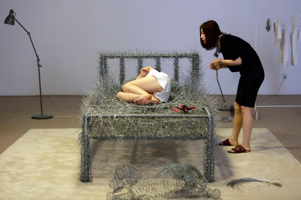 中央美术学院|央美高材生“裸”躺钢丝床，展览36天，网友直言这不是艺术
