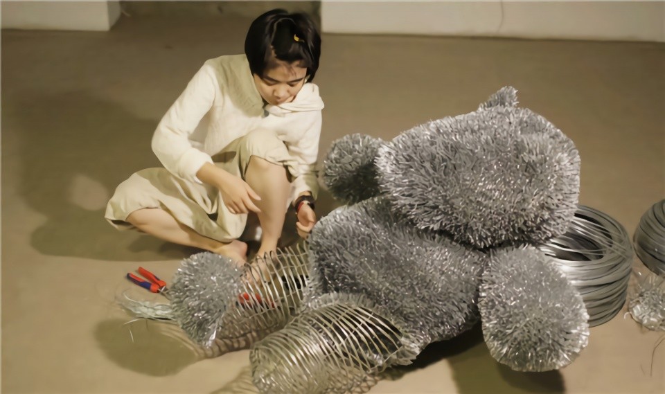 中央美术学院|央美高材生“裸”躺钢丝床，展览36天，网友直言这不是艺术