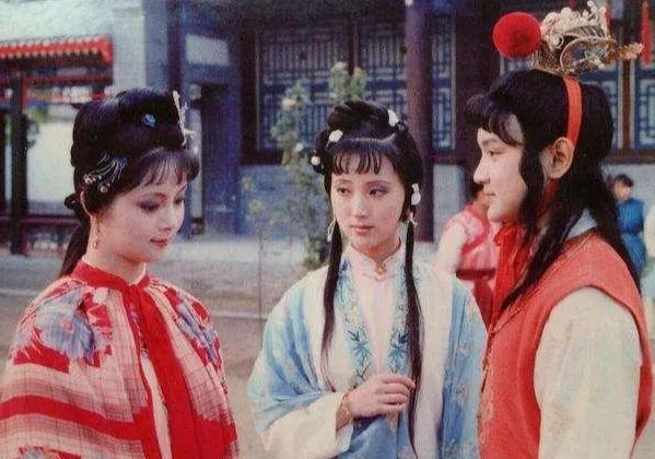 贾宝玉|知道袭人与宝玉初试，心气高的碧痕是怎么“上位”的？