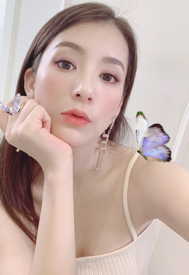 方媛真是骨子里都透出富太气息,贵气妆容精致非凡,看了就想照学