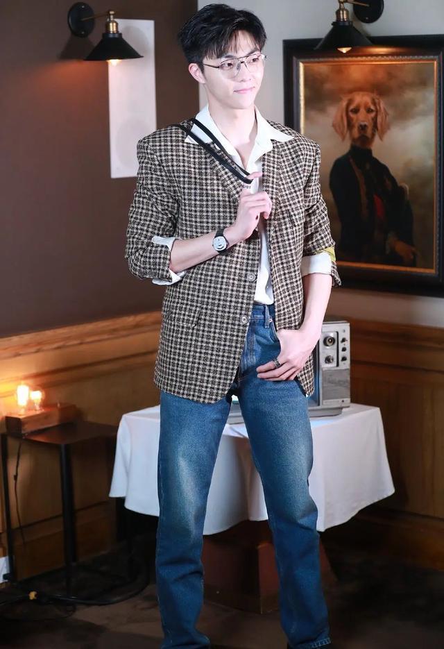 丁禹兮|时尚晚宴变乡村风？赵露思造型不佳被艳压，丁禹兮生图精修差别大