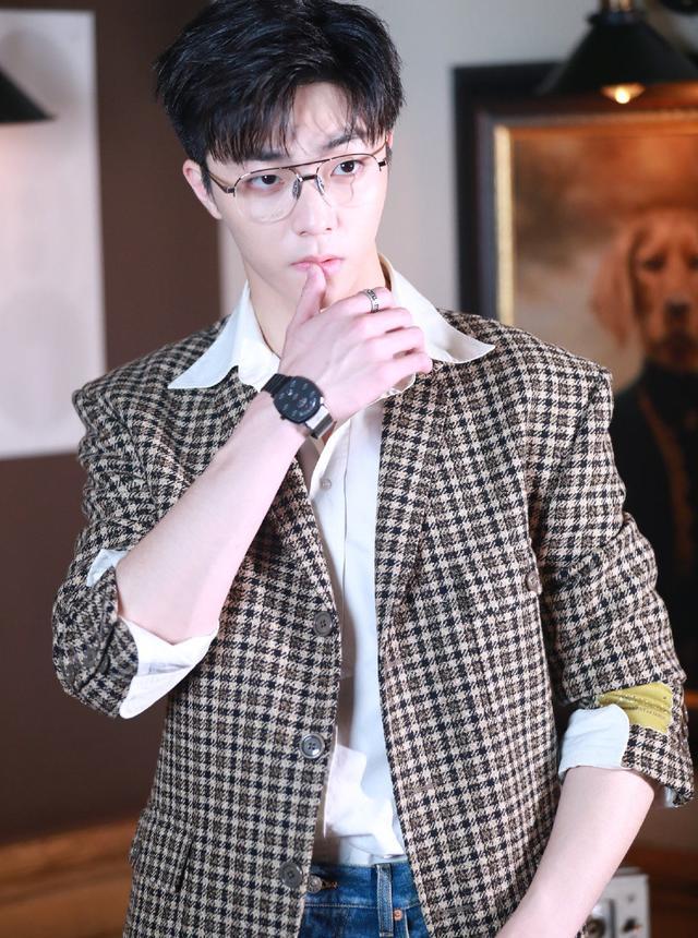 丁禹兮|时尚晚宴变乡村风？赵露思造型不佳被艳压，丁禹兮生图精修差别大