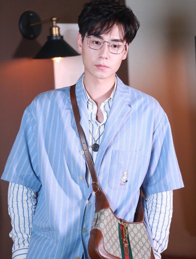 丁禹兮|时尚晚宴变乡村风？赵露思造型不佳被艳压，丁禹兮生图精修差别大