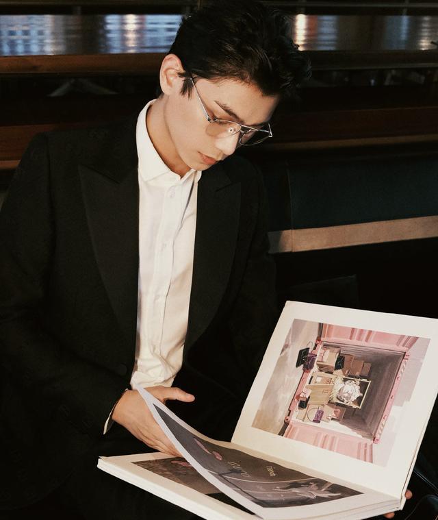 丁禹兮|时尚晚宴变乡村风？赵露思造型不佳被艳压，丁禹兮生图精修差别大