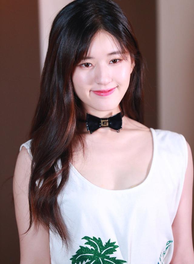 丁禹兮|时尚晚宴变乡村风？赵露思造型不佳被艳压，丁禹兮生图精修差别大