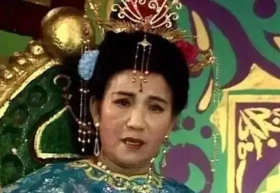 赵丽蓉|赵丽蓉临终被病痛折磨到不成样，亲手为自己做寿衣，观众想她20年