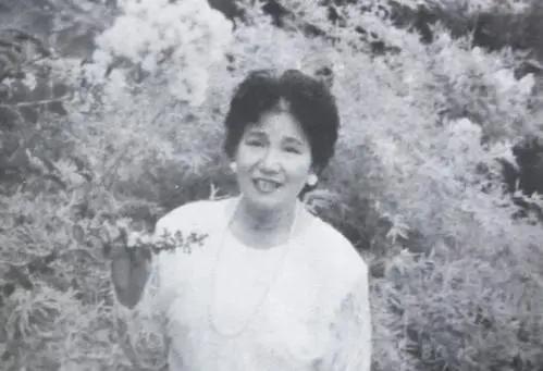 赵丽蓉|赵丽蓉临终被病痛折磨到不成样，亲手为自己做寿衣，观众想她20年