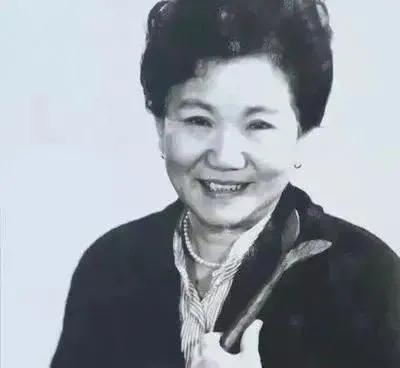 赵丽蓉|赵丽蓉临终被病痛折磨到不成样，亲手为自己做寿衣，观众想她20年