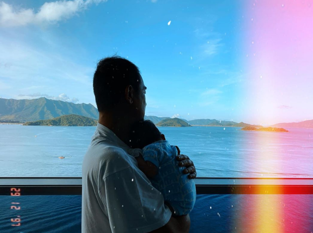 应采儿|应采儿晒小儿子Hoho背影，陈小春抱娃画面太温馨