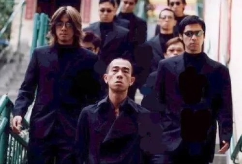 应采儿|应采儿晒小儿子Hoho背影，陈小春抱娃画面太温馨