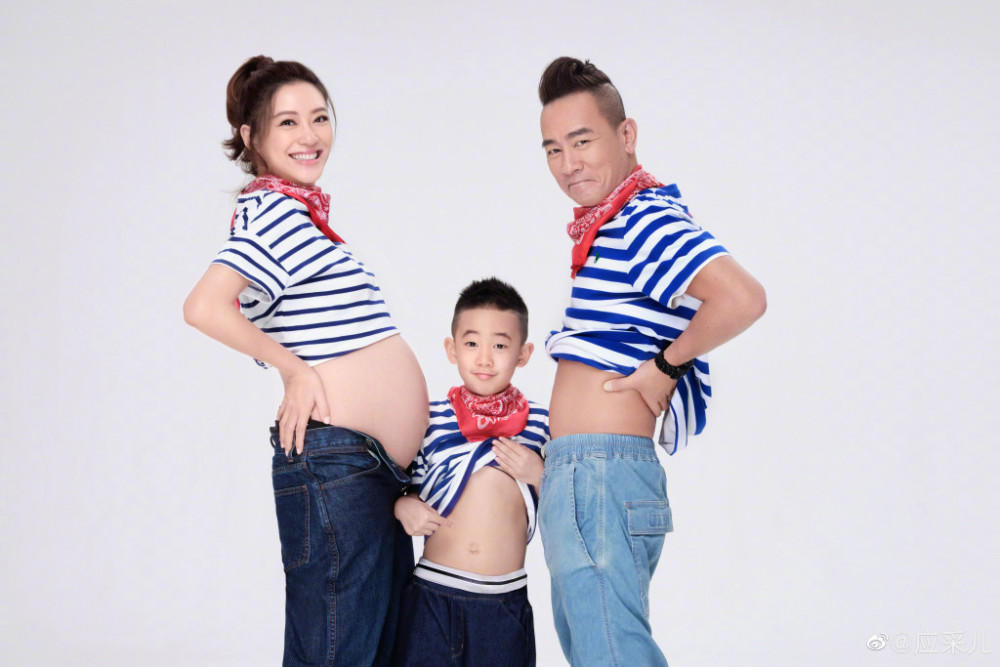 应采儿|应采儿晒小儿子Hoho背影，陈小春抱娃画面太温馨