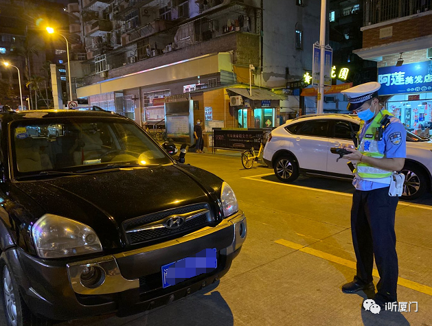 厦门交警严查狠抓夜间车辆违停乱放!未及时驶离车辆一律开单!