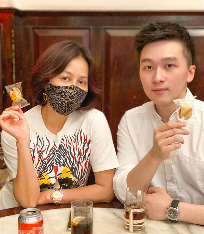 刘嘉玲|刘嘉玲与侄子同框，长相如复制粘贴似母子，曾大手笔送百万豪车