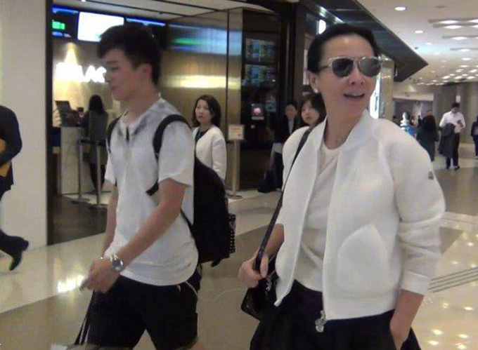 刘嘉玲|刘嘉玲与侄子同框，长相如复制粘贴似母子，曾大手笔送百万豪车