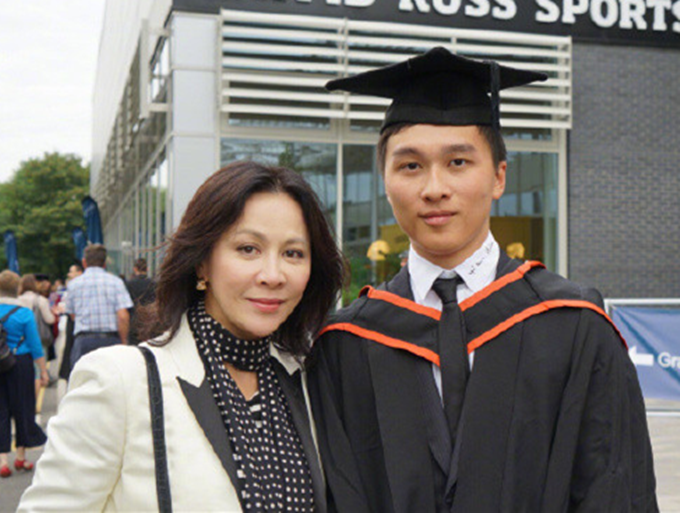 刘嘉玲|刘嘉玲与侄子同框，长相如复制粘贴似母子，曾大手笔送百万豪车