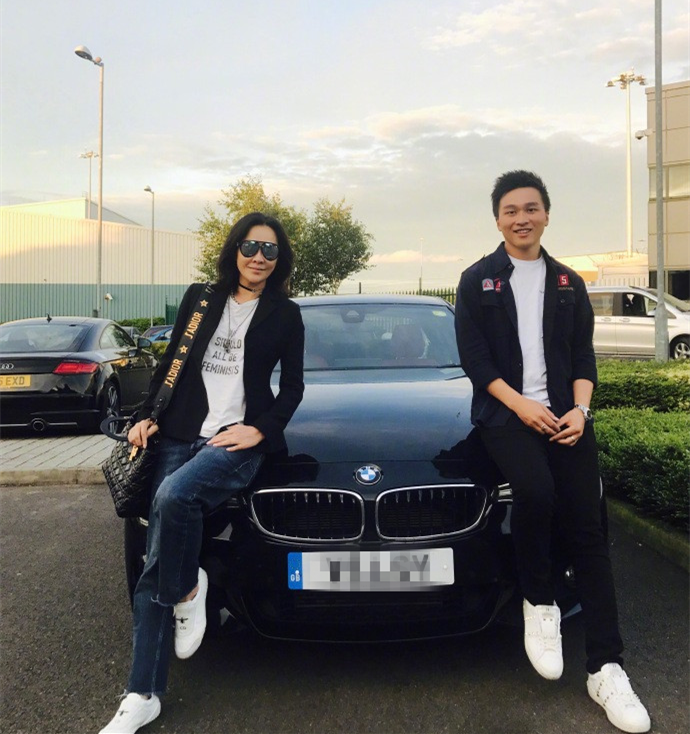 刘嘉玲|刘嘉玲与侄子同框，长相如复制粘贴似母子，曾大手笔送百万豪车