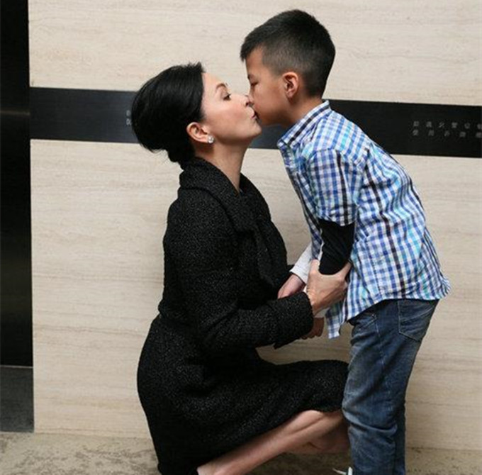 刘嘉玲|刘嘉玲与侄子同框，长相如复制粘贴似母子，曾大手笔送百万豪车