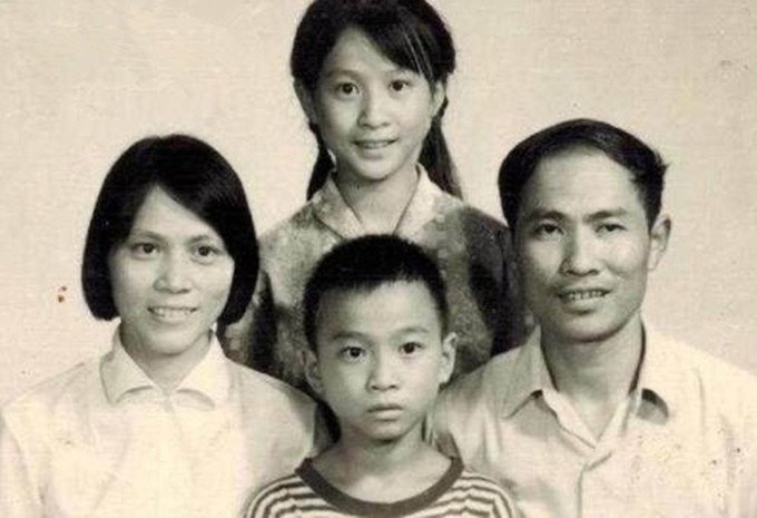 刘嘉玲|刘嘉玲与侄子同框，长相如复制粘贴似母子，曾大手笔送百万豪车