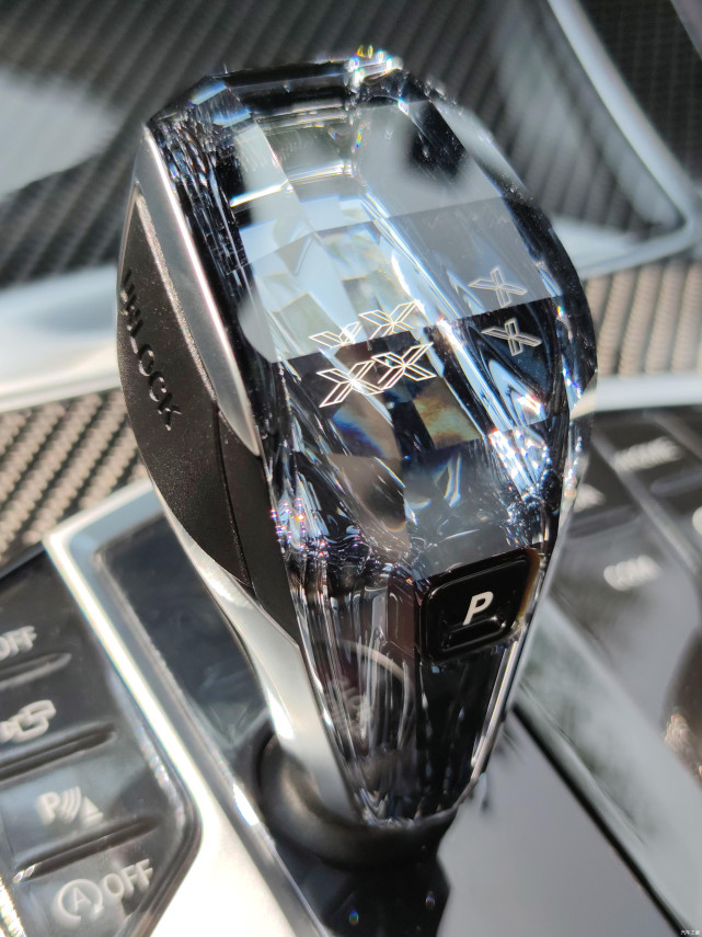 实拍宝马x6的水晶挡把这个设计可谓是相当成功了