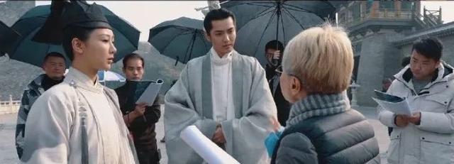 杨紫|杨紫吴亦凡聚餐合照开心比V，女方突变锥子脸，网友差点认不出来