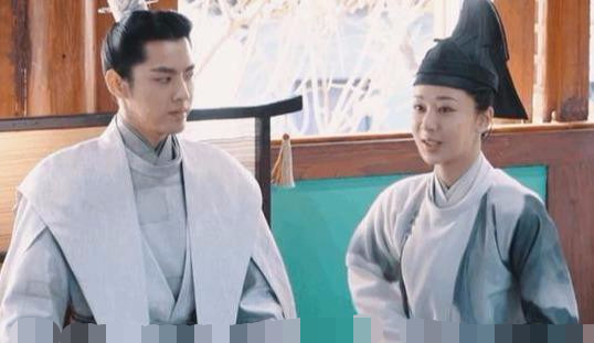 杨紫|杨紫吴亦凡聚餐合照开心比V，女方突变锥子脸，网友差点认不出来