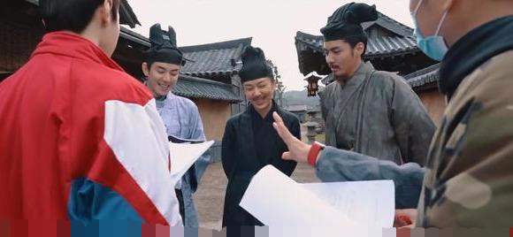 杨紫|杨紫吴亦凡聚餐合照开心比V，女方突变锥子脸，网友差点认不出来