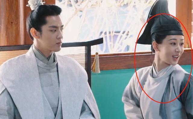 杨紫|杨紫吴亦凡聚餐合照开心比V，女方突变锥子脸，网友差点认不出来