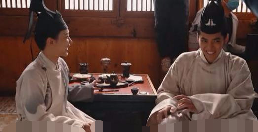 杨紫|杨紫吴亦凡聚餐合照开心比V，女方突变锥子脸，网友差点认不出来