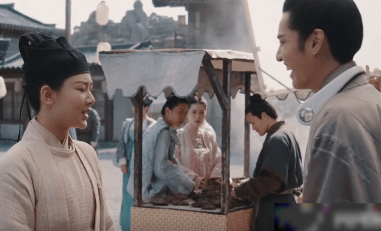 杨紫|杨紫吴亦凡聚餐合照开心比V，女方突变锥子脸，网友差点认不出来