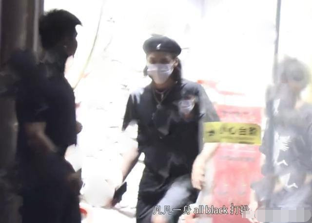 杨紫|杨紫吴亦凡聚餐合照开心比V，女方突变锥子脸，网友差点认不出来