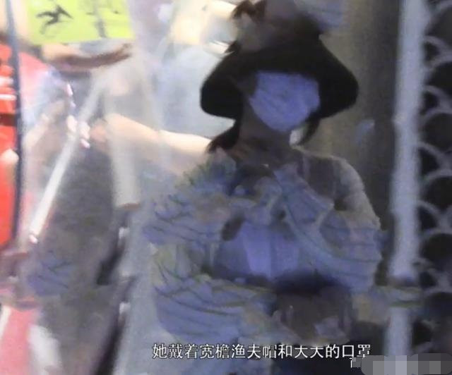 杨紫|杨紫吴亦凡聚餐合照开心比V，女方突变锥子脸，网友差点认不出来