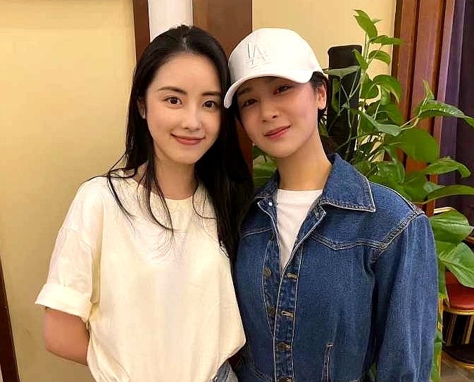 杨紫|杨紫吴亦凡聚餐合照开心比V，女方突变锥子脸，网友差点认不出来