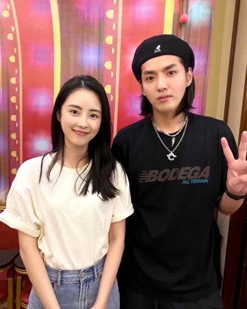 杨紫吴亦凡聚餐合照开心比v女方突变锥子脸还被挤出了c位