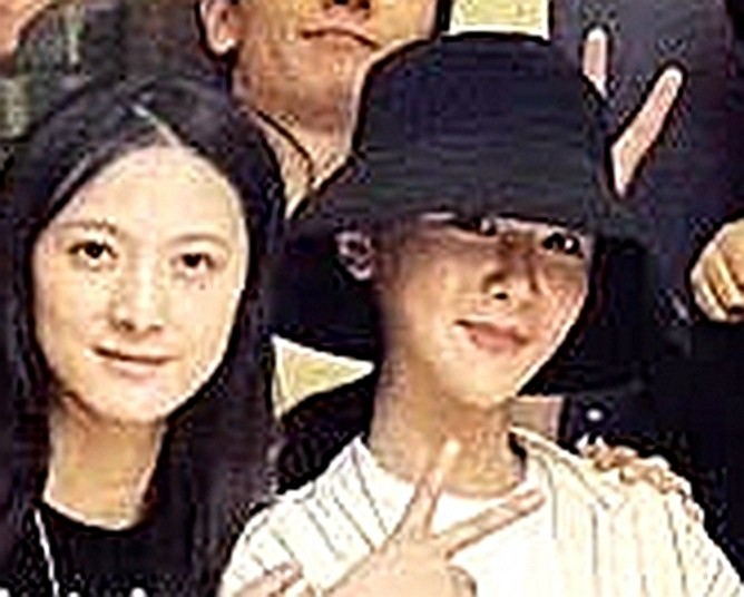 杨紫|杨紫吴亦凡聚餐合照开心比V，女方突变锥子脸，网友差点认不出来