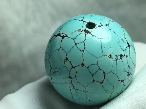 看这儿带铁线的绿松石它不香吗